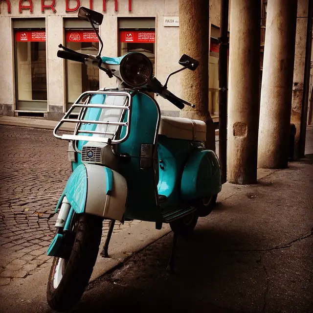 Travel via Vespa in Rome